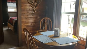 2 室のベッドルーム、WiFi (無料)、ベッドシーツ