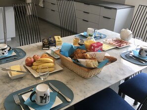 Tägliches inbegriffenes kontinentales Frühstück