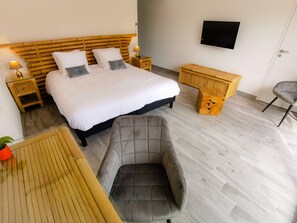 Premium bedding, pillow-top beds, individually furnished, desk - Domaine des Bois Argentés (Pruniers-en-Sologne)