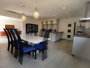 Microwave, high chair - Domaine des Bois Argentés (Pruniers-en-Sologne)