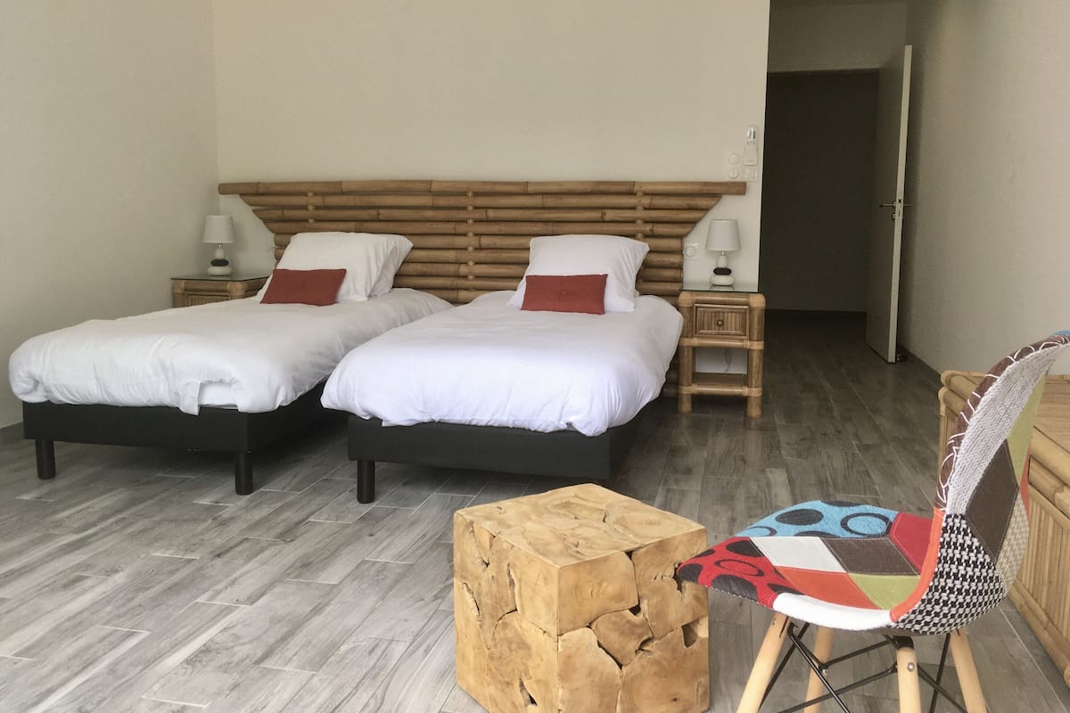 Ropa de cama de alta calidad, camas con pillow-top y muebles diferentes
