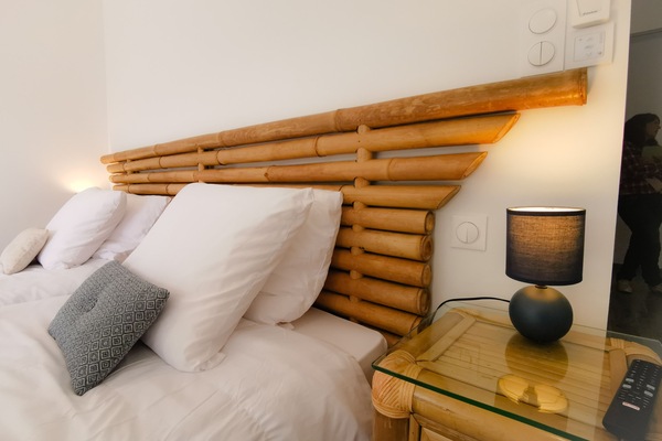 Ropa de cama de alta calidad, camas con pillow-top y muebles diferentes