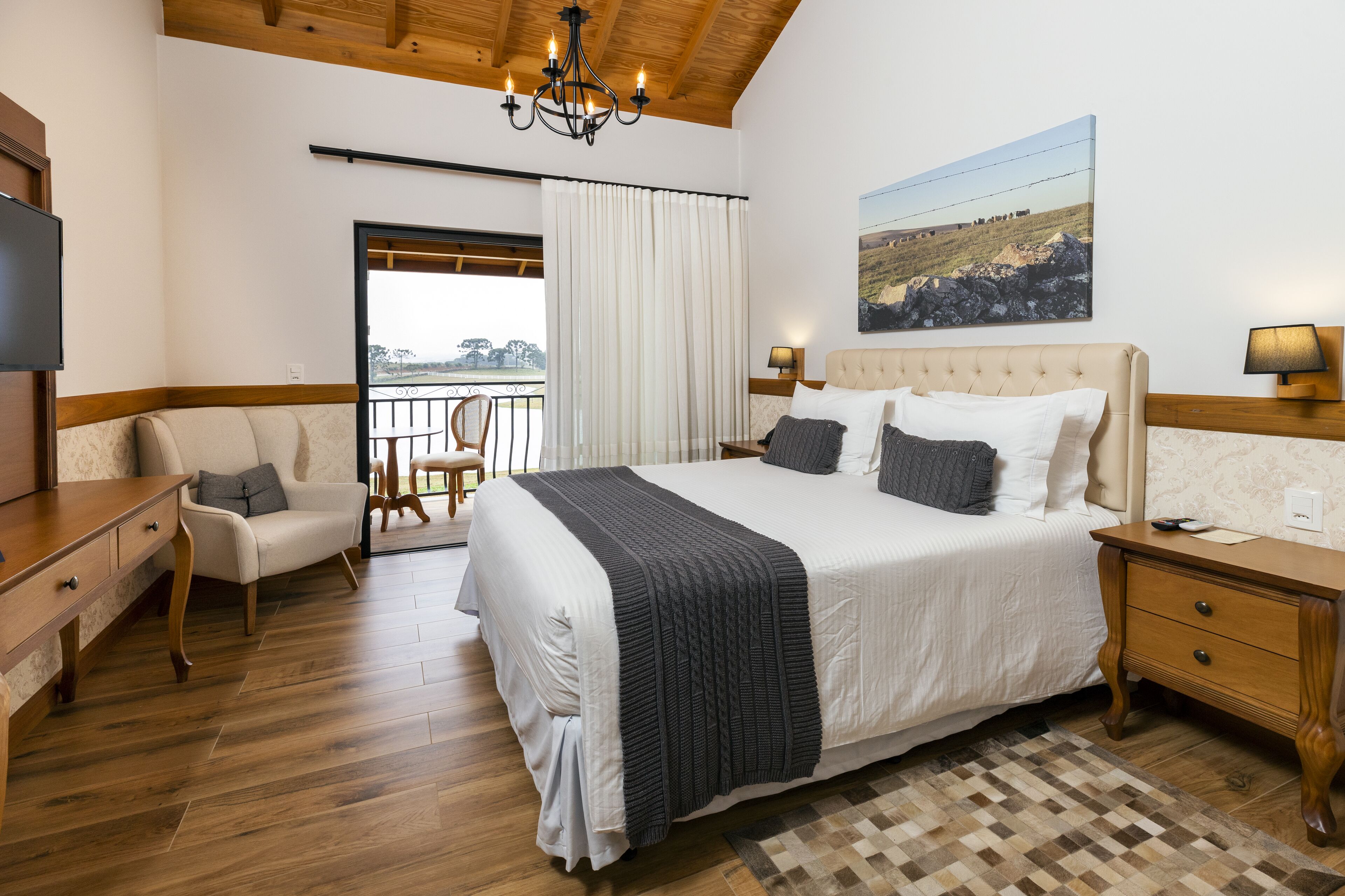 Habitación cuádruple Deluxe, patio | Ropa de cama de alta calidad y minibar 