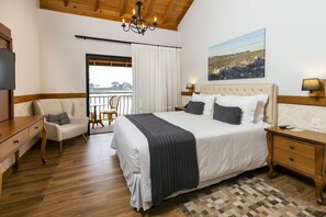 Deluxe Quadruple Room, Patio | Premium bedding, minibar, in-room safe, blackout drapes - Cerro Azul Hotel Fazenda (Capao Alto)