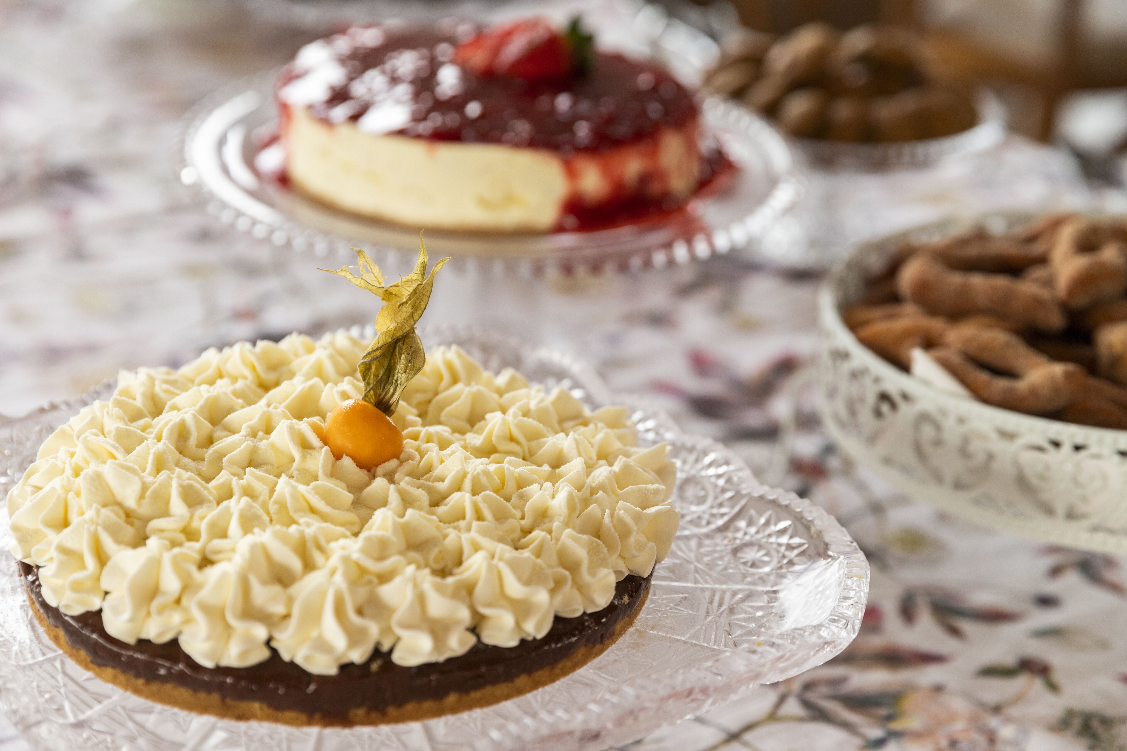 Une table de desserts avec divers gâteaux et pâtisseries.