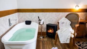 Deep-soaking bathtub