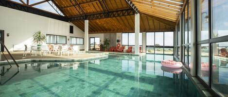 Piscina interna, espreguiçadeiras