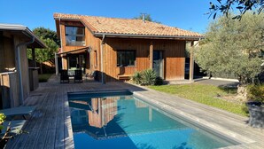 A wooden house with a swimming pool and a deck. - Sumptuous Cap Ferret Style House (La Teste-de-Buch)