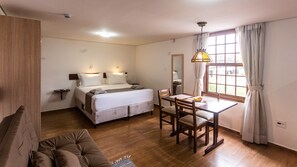 Suite Estudio Business | Colchones con acolchado adicional, minibar, decoración individual