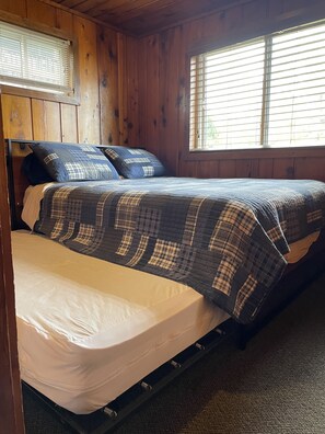 2 bedrooms, free WiFi - Pelican Cabin (Pelican Lake)