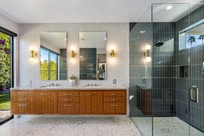 Douche, sèche-cheveux, serviettes fournies