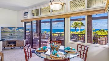 Villa, 2 Bedrooms | Dining