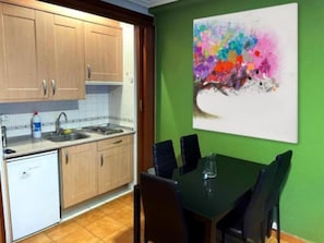Frigorífic, microones, placa de cuina i cafetera i tetera