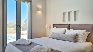 Une chambre d’hôtel dotée d’un grand lit, offrant une vue sur l’extérieur et présentant un design moderne.