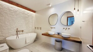 Ensemble douche/baignoire, sèche-cheveux, serviettes fournies, savon