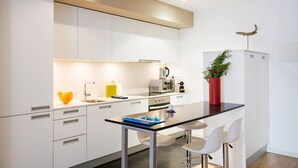 Wasserkocher mit Kaffee-/Teezubehör, Kühlschrank, Mikrowelle, Ofen