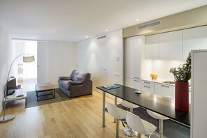 TV - Cosy 2 Bedrooms Apartment Front of the Beach (Barcelona)