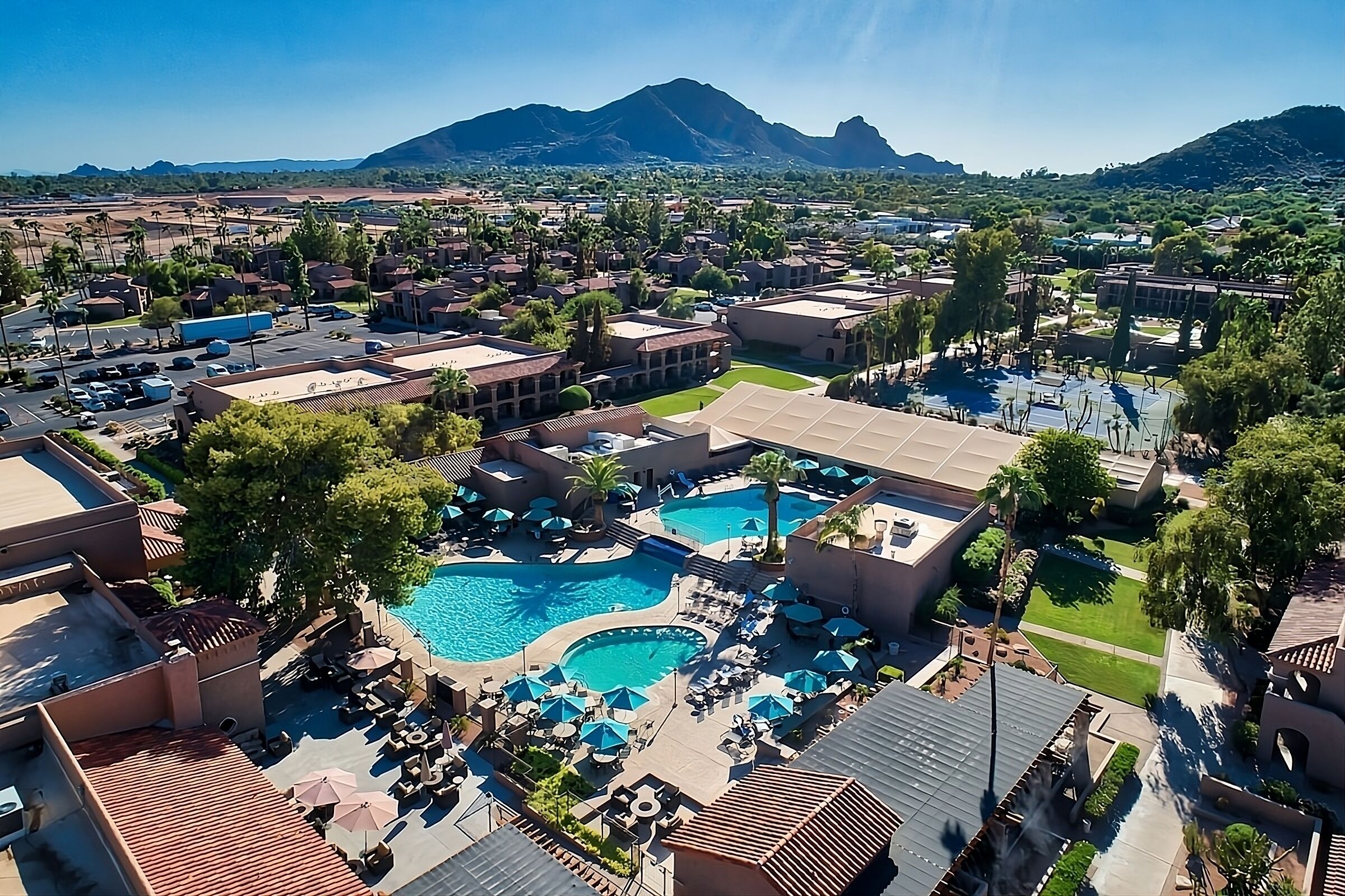Your Arizona Getaway! 2 Comfortable Units, 5 Pools, Salon and Spa, Free Parking!