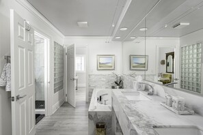 Bañera, secador de pelo, toallas y jabón