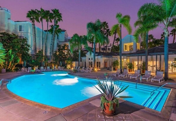 Una piscina al aire libre, una piscina climatizada