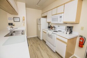 公寓客房, 多張床 (Charles' Sweetwater Club Condo) | 私人廚房