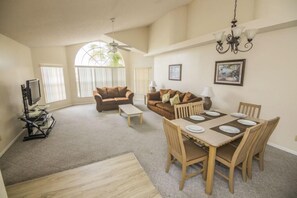 公寓客房, 多張床 (Charles' Sweetwater Club Condo) | 客廳