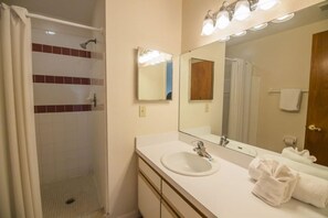 Appartement, Meerdere bedden (Charles' Sweetwater Club Condo) | Badkamer