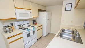 Condo, 1 King Bed (Laguna Bay 019) | Private kitchen - Laguna Bay 019 (Kissimmee)