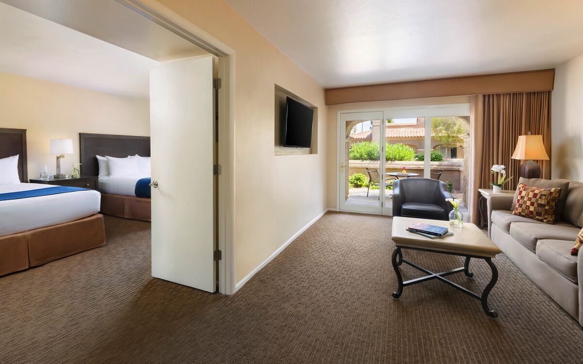 4 Comfortable Units, On-Site Dining, 5 Pools, Minutes to Phoenix Zoo, OdySea