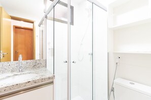 Departamento | Baño | Regadera y toallas 