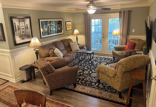 Classic City 3 bed 2 bath condo with deck close to Five Points & UGA in Athens