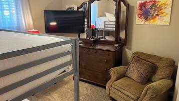 3 bedrooms, desk, iron/ironing board, WiFi (free)