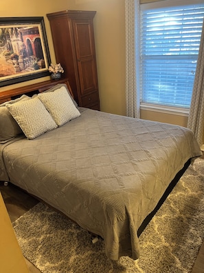 3 bedrooms, desk, iron/ironing board, free WiFi - Classic City 3 bed 2 bath condo with deck close to Five Points & UGA in Athens (Athens)
