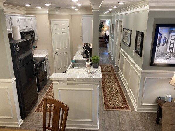 Réfrigérateur, four à micro-ondes, un four, surface de cuisson