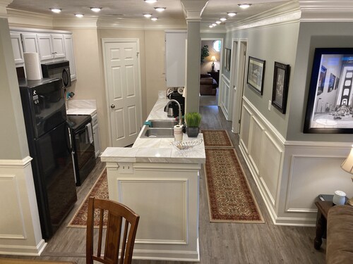 Classic City 3 bed 2 bath condo with deck close to Five Points & UGA in Athens