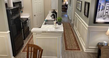 Classic City 3 bed 2 bath condo with deck close to Five Points & UGA in Athens