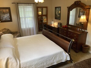 3 bedrooms, desk, iron/ironing board, free WiFi