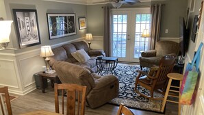 A living room with a sofa, chairs, a coffee table, and a dining table. - Classic City 3 bed 2 bath condo with deck close to Five Points & UGA in Athens (Athens)