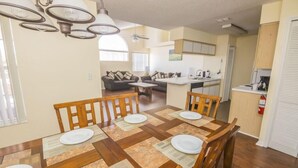 Appartamento, 1 letto king (Lora's Sweetwater Club Condo) | Cucina privata