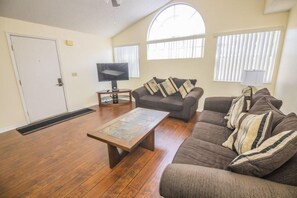 Condo, 1 cama King (Lora's Sweetwater Club Condo) | Sala de estar