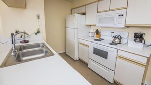 Appartamento, 1 letto king (Lora's Sweetwater Club Condo) | Cucina privata