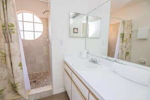 Appartement, 1 kingsize bed (Lora's Sweetwater Club Condo) | Badkamer