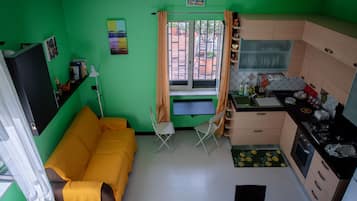 Jääkaappi, uuni, liesi, kahvin-/teenkeitin