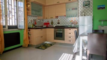 Refrigerador, horno, placa de cocina, cafetera/tetera