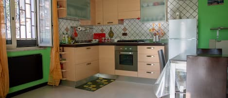 Refrigerador, horno, parrilla de estufa y cafetera y tetera