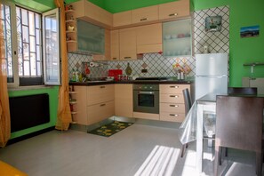 Réfrigérateur, four, plaque de cuisson, cafetière/bouilloire
