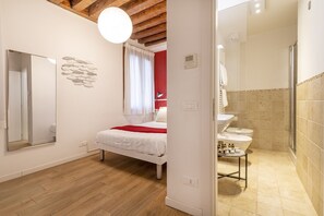 1 bedroom, iron/ironing board, travel cot, free WiFi - Ca' dell'Arciere - Cozy Apartment in the Heart of Venice (Venezia)