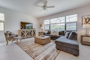 Hus, flere senger (Beautiful Providence Vacation Home) | Oppholdsrom