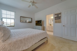 5 bedrooms, bed sheets - Beautiful Providence Vacation Home (Davenport)