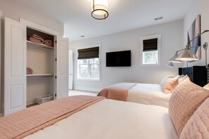 2 bedrooms, desk, iron/ironing board, WiFi